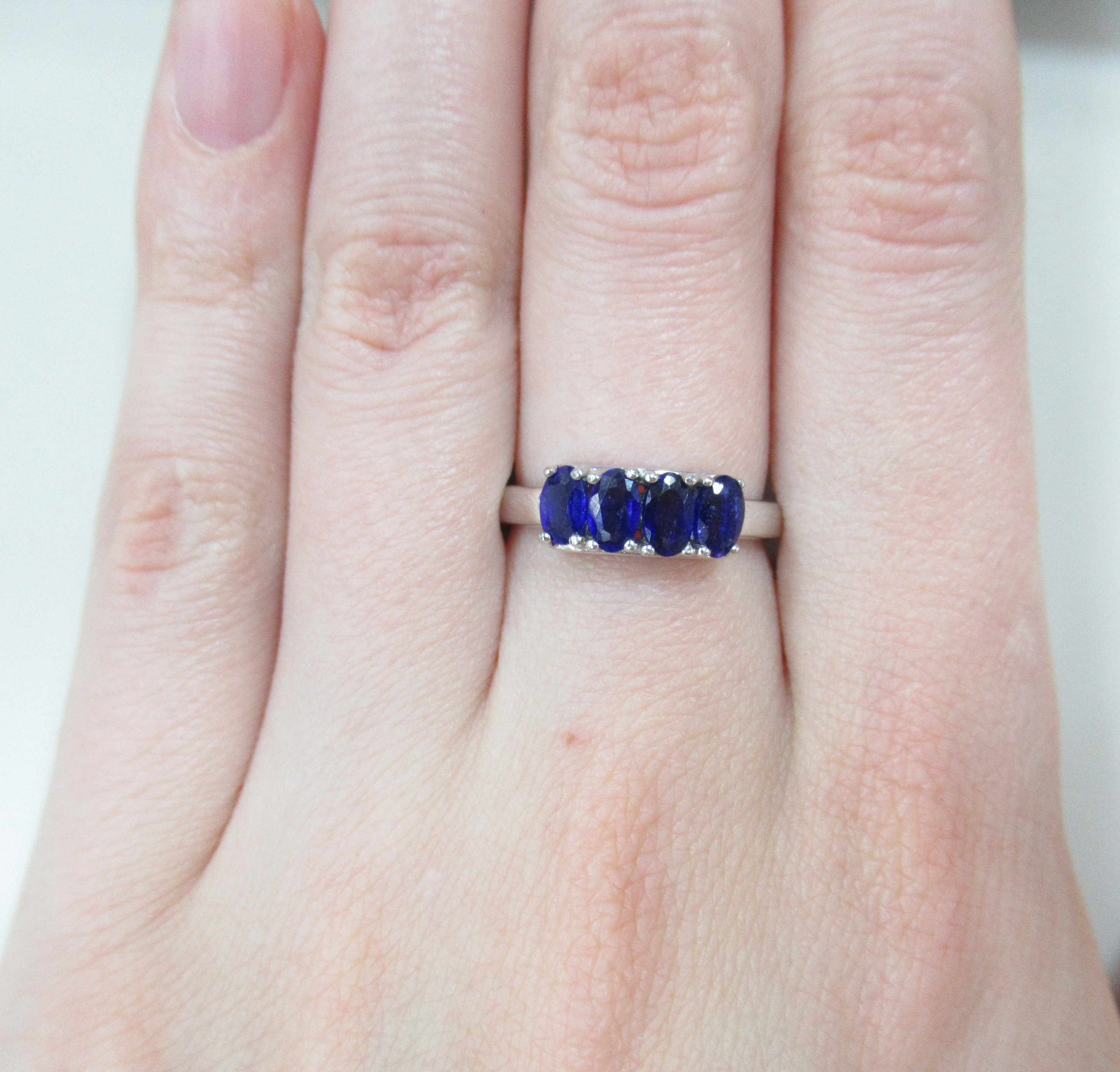 Серебряное кольцо с сапфирами